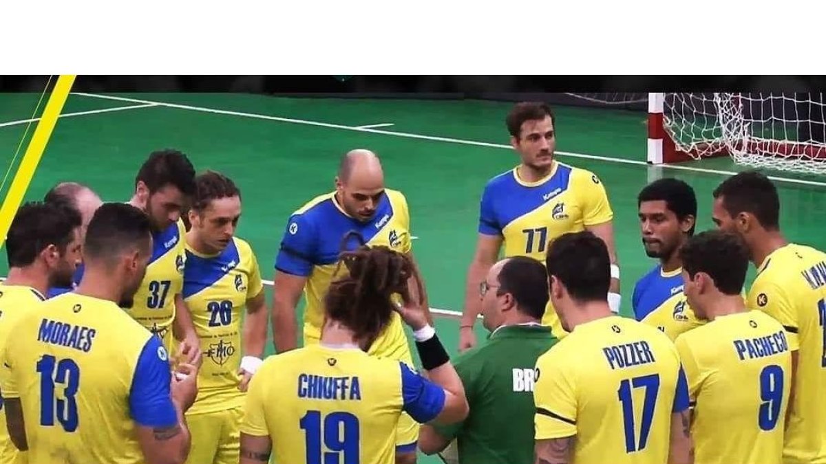 Dani Gordo se dirige a sus jugadores de la selección brasileña absoluta en el Panamericano Sur de Maringá. EL MUNDO