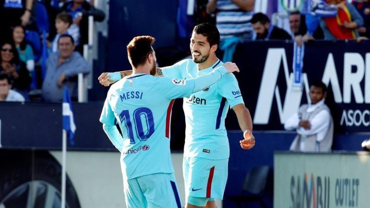 El delantero uruguayo del Barcelona Luis Suárez (d) celebra con su compañero, el argentino Leo Messi (i), su gol marcado ante el Leganés durante el partido correspondiente a la duodécima jornada de LaLiga Santander disputado en el estadio de Butarque.-EFE