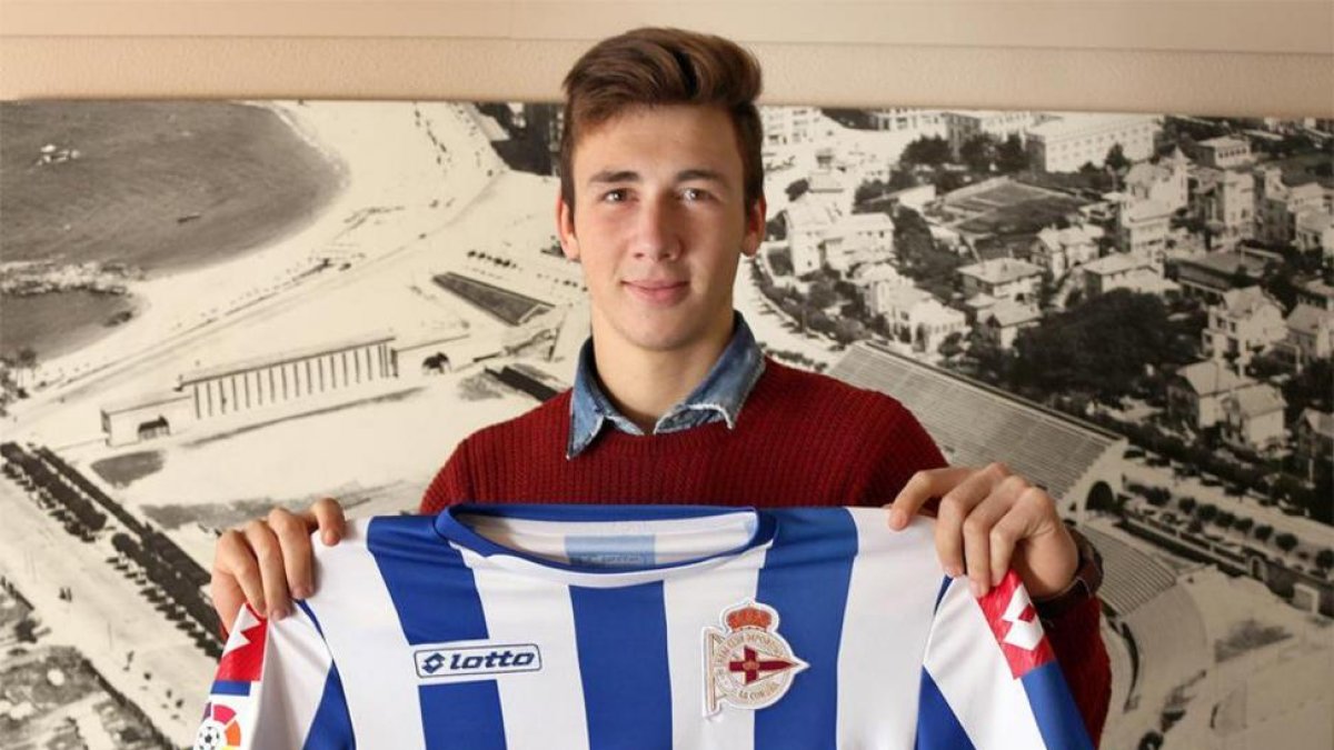 Saúl García posa con la camiseta del Deportivo durante su presentación con el club coruñés.-RC DEPORTIVO