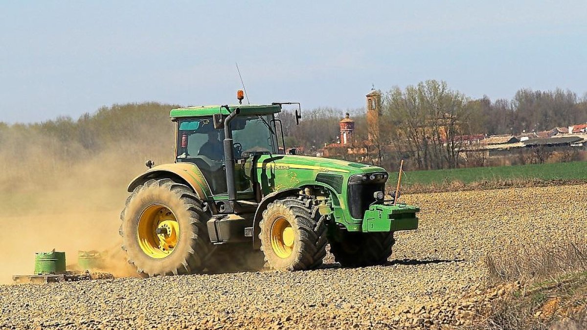 Un tractor realizando sus labores en una imagen de archivo