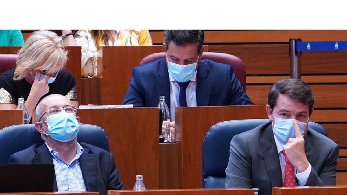 Francisco Igea y Alfonso Fernández Mañueco, en el Pleno de las Cortes hoy. ICAL