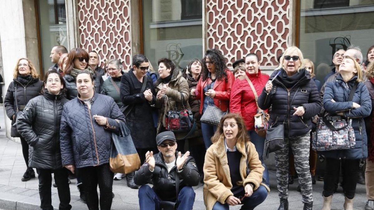 Trabajadores de la hostelría en las puertas del Serla-J.M. LOSTAU