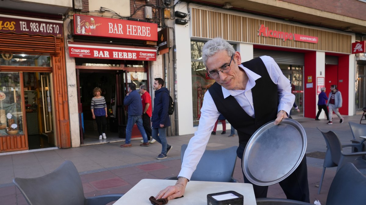 Luis Ortega limpia la que sido su terraza durante los últimos 50 años en el paseo Zorrilla de Valladolid. J.M. LOSTAU