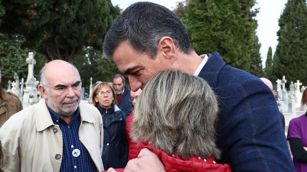 Visita de Pedro Sánchez a la fosa del cementerio El Carmen. MONCLOA