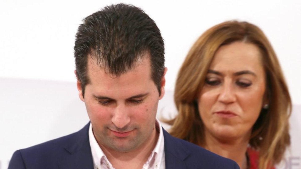 El secretario general del PSOE de Castilla y León, Luis Tudanca, ofrece una rueda de prensa en relación a la Federación Regional de Municipios y Provincias. En la imagen junto a la secretaria de Política Municipal, Virginia Barcones.-ICAL