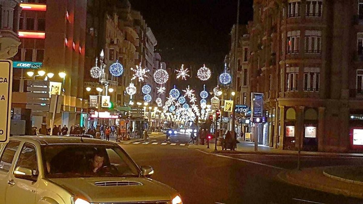 Iluminación navideña de la avenida Ordoño II en León.-E. M.