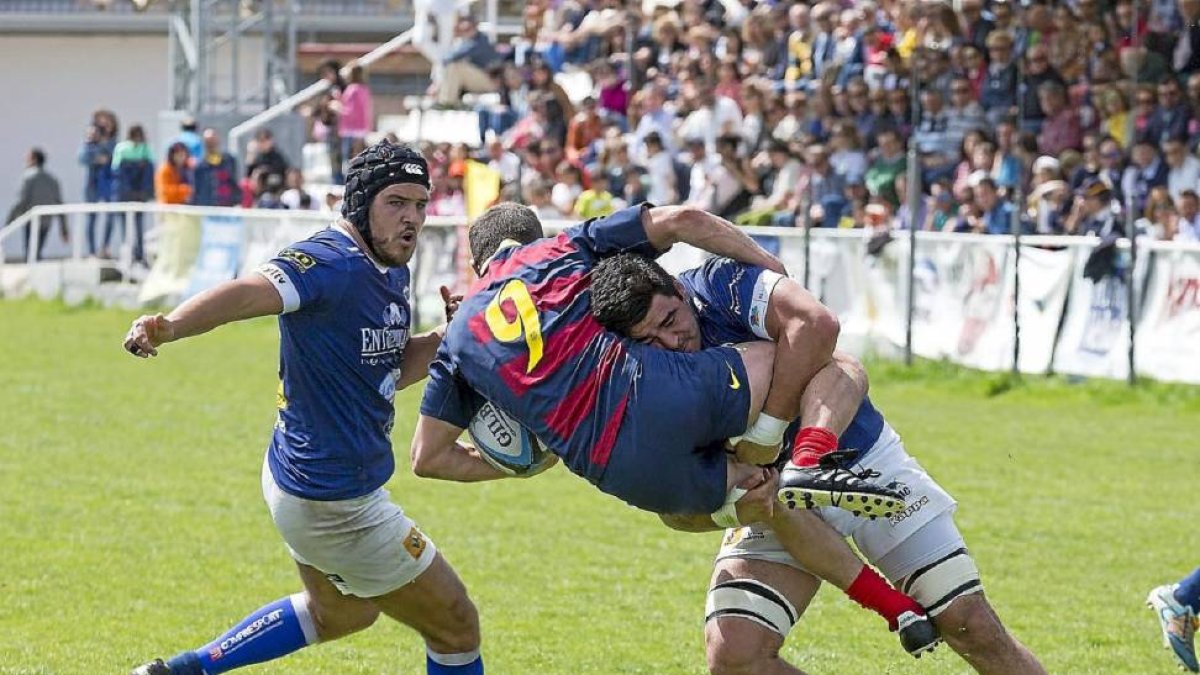 Leigh Thompson realiza un acrobático placaje a Cambiaso ante la presencia de Molina-M. Á. SANTOS