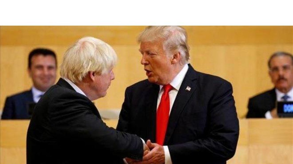 Trump saluda a Johnson en el 2017, cuando aún era ministro de Exteriores.-KEVIN LAMARQUE
