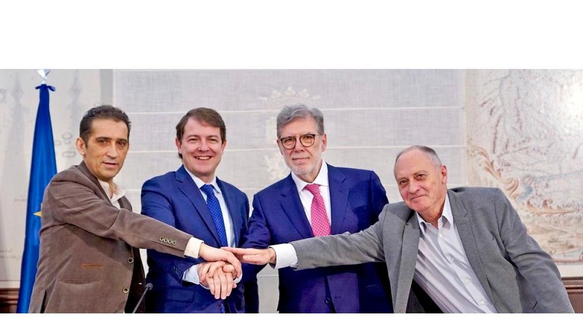 Vicente Andrés (CCOO), Alfonso Fernández Mañueco, Santiago Aparicio (CEOE) y Faustino Temprano (UGT), en una imagen de archivo de una reunión del Diálogo Social del año pasado.-ICAL