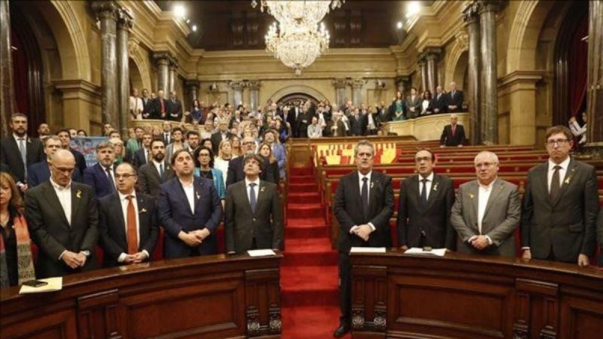 El Govern de Carles Puigdemont, en el pleno en el que se aprobó la declaración de independencia, el pasado 27 de octubre.-JULIO CARBÓ
