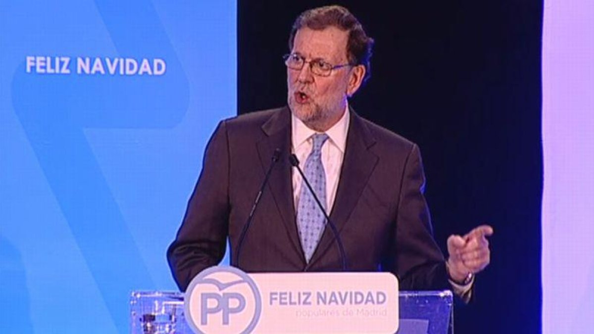 Discurso de Rajoy en la cena de Navidad con militantes del PP en Torrejón de Ardoz, este miércoles.-ATLAS