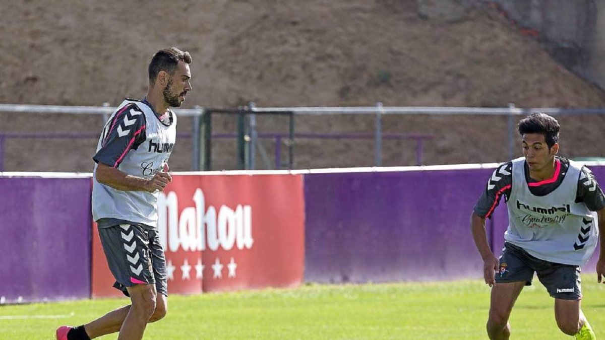 Guzmán conduce el balón ante Anuar.-Pablo Requejo