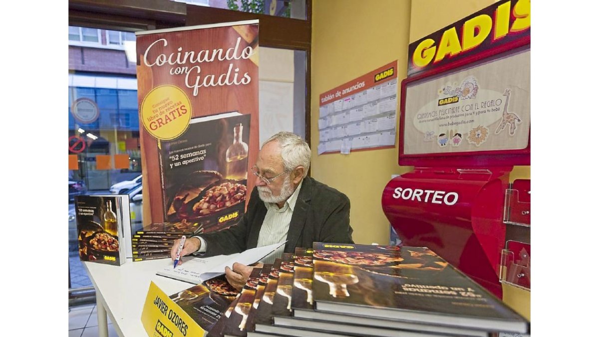 El escritor y cineasta firma ejemplares de su recetario en el supermercado Gadis de la calle Fidel Recio.-Pablo Requejo