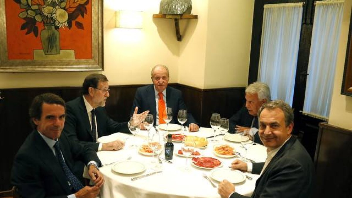 El rey Juan Carlos, junto a Rajoy y los expresidentes José María Aznar, Felipe González y José Luis Rodríguez Zapatero, en Casa Lucio, anoche.-Foto: EFE / DIEGO CRESPO