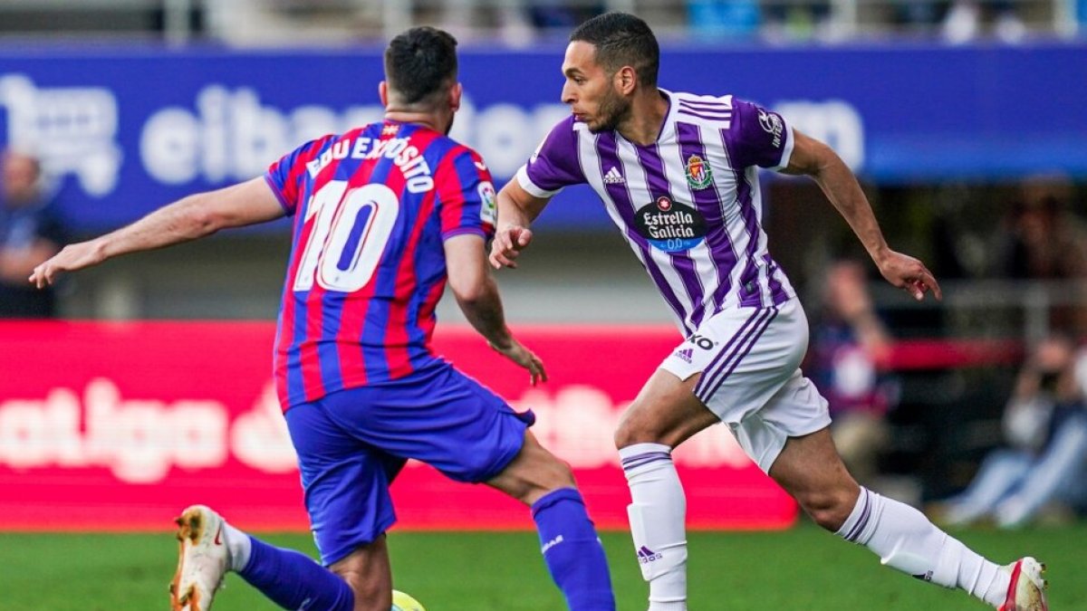 Anuar encara a Expósito en el duelo ante el Éibar. / RV. I. SOLA