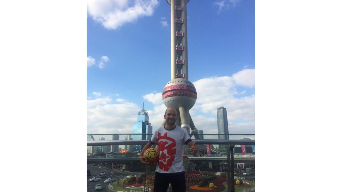 RafaelFernándz posa delante de la ‘Perla de Shanghai’, la Shanghai Pearl Tower.-EL MUNDO
