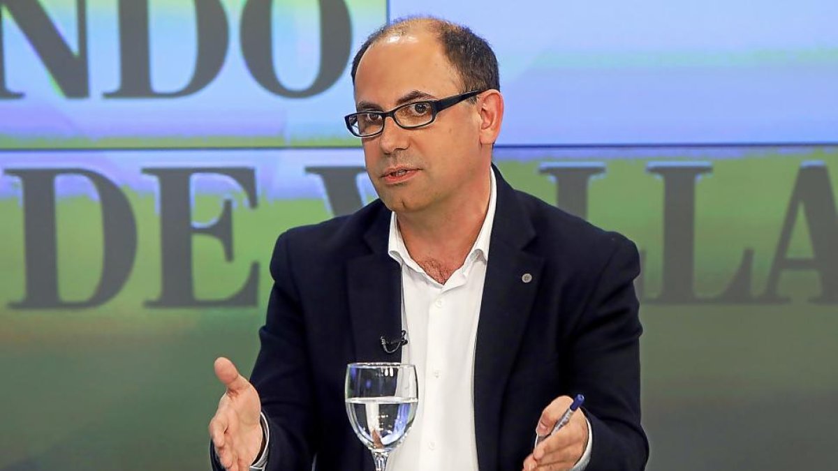 Luis Vélez durante ‘La Quinta Esquina’, programa emitido en La 8 Valladolid.-J. M. LOSTAU