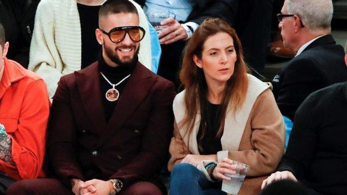 Maluma, este lunes en un partido de la NBA en Nueva York.-EFE / JASON SZENES