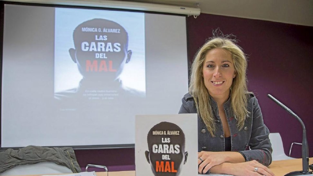 Mónica G. Álvarez presenta su libro en la Casa Revilla.-Photogenic.