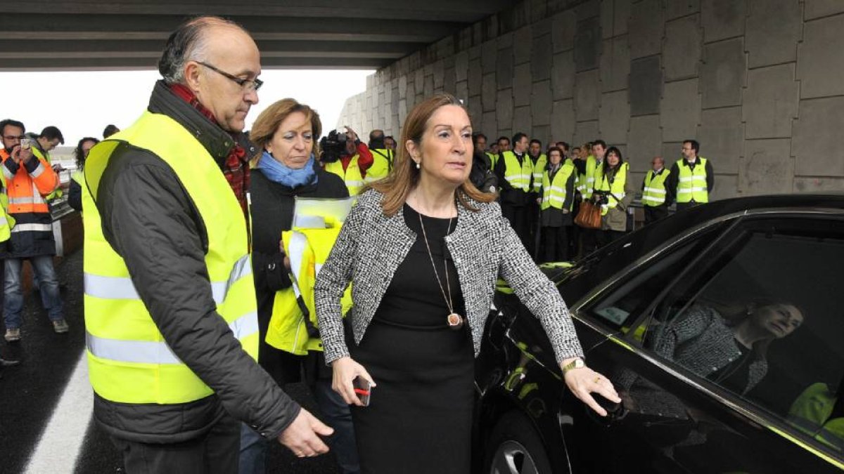 Medrano y Pastor tras anunciar la ministra su ausencia en el acto por el accidente aéreo en Francia-Valentín Guisande