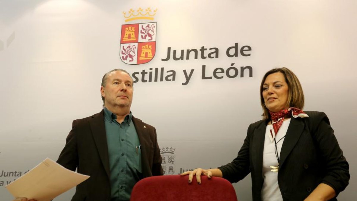 El presidente de Asaja en Castilla y León, Donaciano Dujo, junto a la consejera de Agricultura, Milagros Marcos.-ICAL
