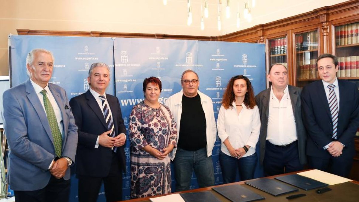 La alcaldesa de Segovia, Clara Luquero, junto con representantes de FES, UGT y CCOO firman el 'Acuerdo para la constitución del Consejo del Diálogo Social en Segovia'.-ICAL