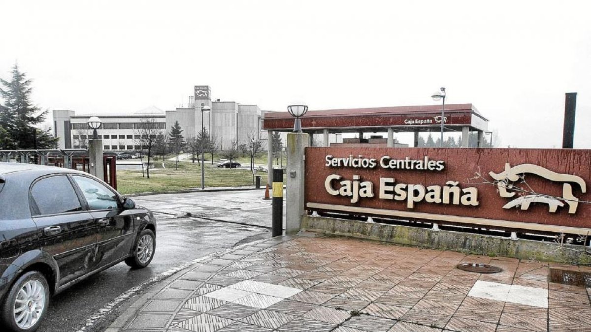 Imagen del edificio de El Portillo en la Avenida de Madrid de León que albergara en su día los servicios centrales de Caja España.-EL MUNDO