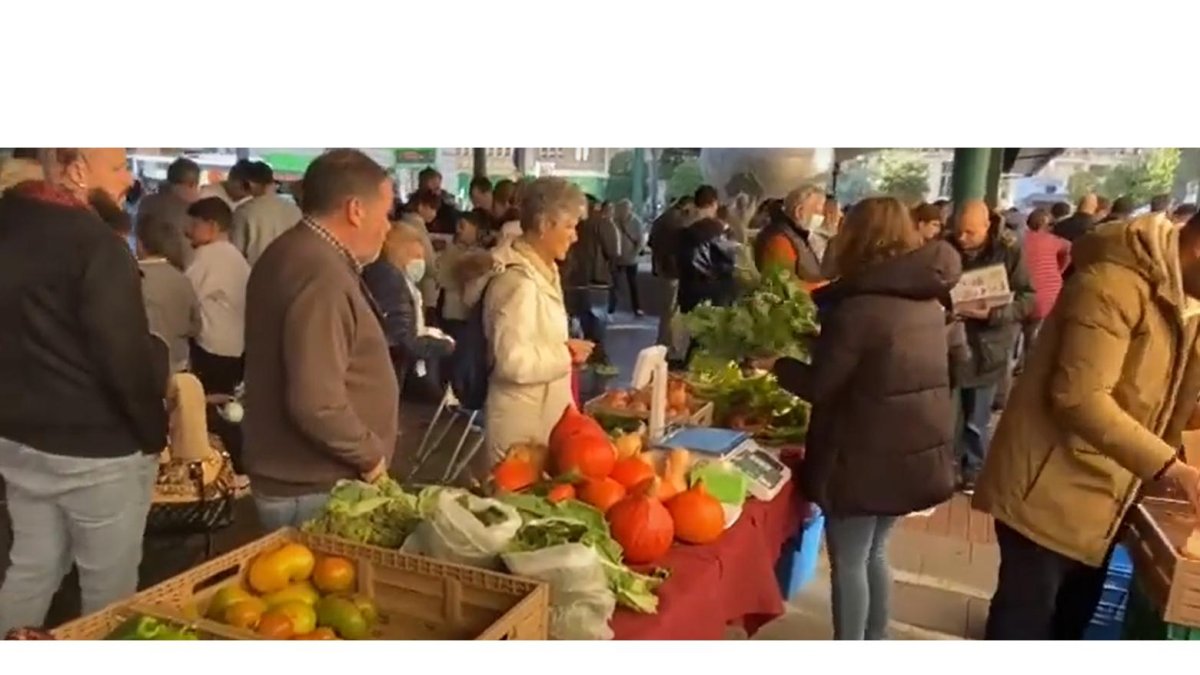 Ecomercado en la plaza España de Valladolid en una imagen de archivo. J.M. LOSTAU