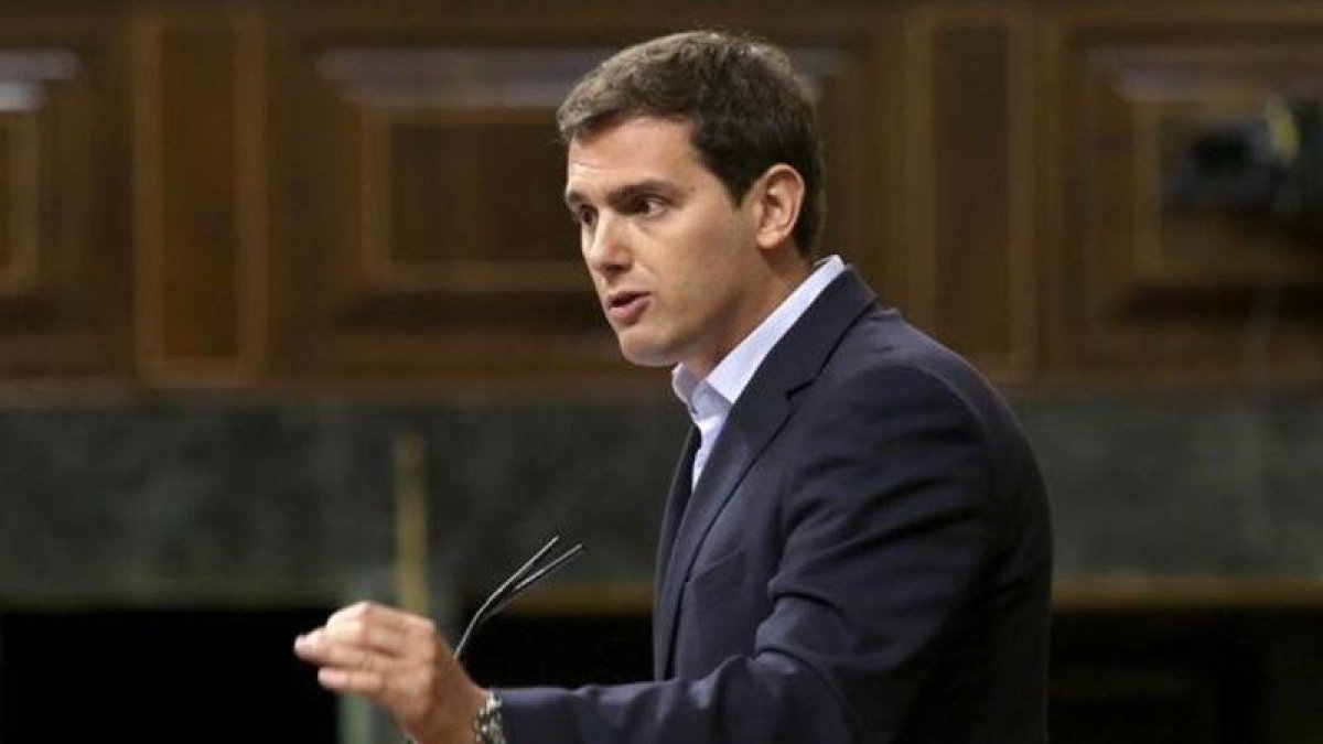 El líder de Ciudadanos, Albert Rivera, durante un pleno extraordinario.-DAVID CASTRO