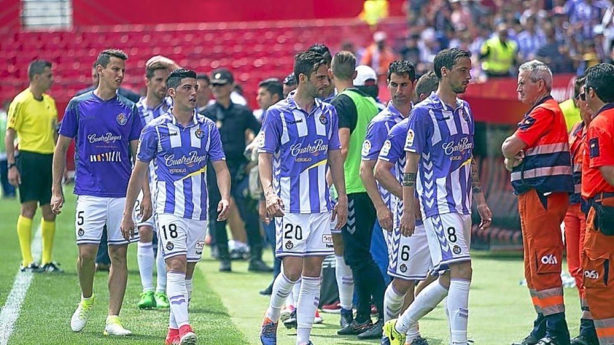 Los jugadores del Valladolid se retiran al vestuario, ayer, tras encajar la mayor goleada de la temporada.-PHOTO-DEPORTE