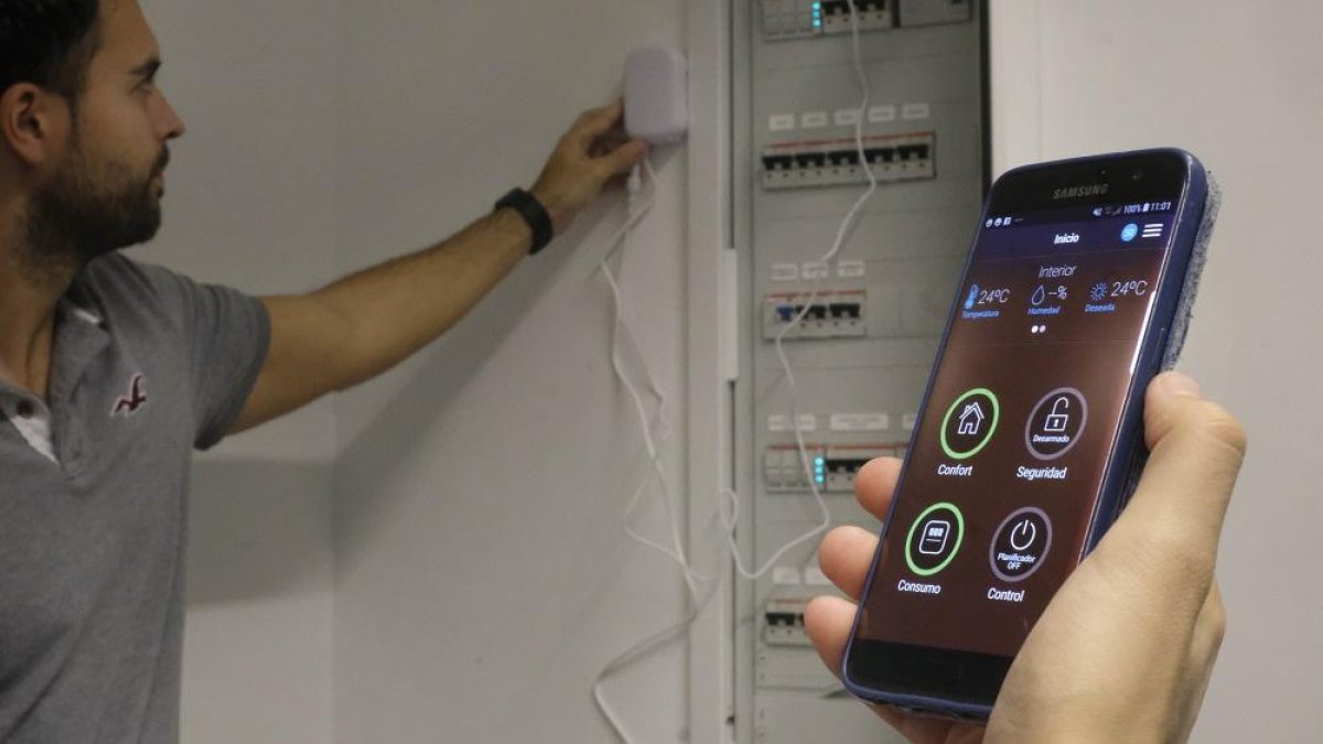 Una persona utiliza el prototipo creado por el grupo Bisite para monitorizar la cantidad de electricidad que circula por la red.-ENRIQUE CARRASCAL