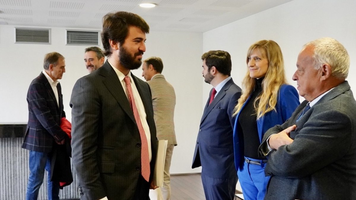 García-Gallardo conversa con Sancho y Santonja