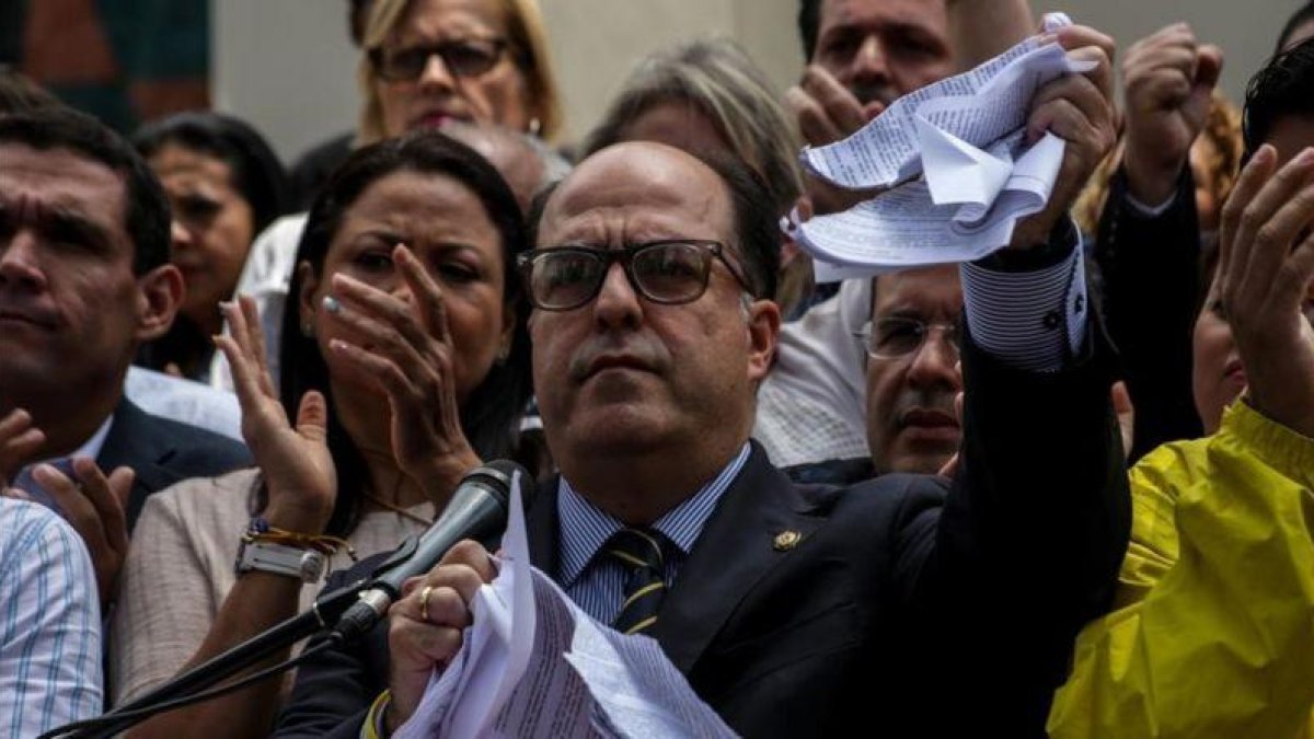 El presidente de la Asamblea Nacional de Venezuela, el opositor Julio Borges, rompe en pedazos la sentencia del Supremo que califico de basura durante una rueda de prensa.-EFE / CRISTIAN HERNANDEZ