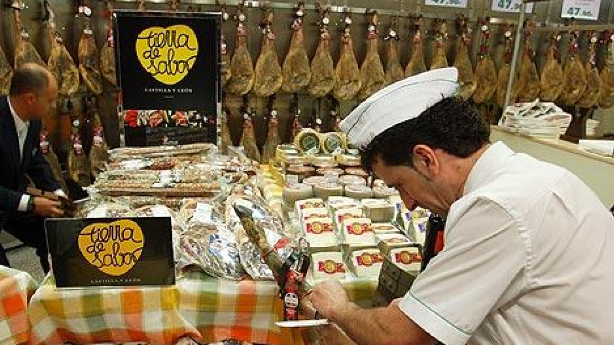 Expositor de productos de Tierra de Sabor, en una imagen de archivo durante una feria-E. M.