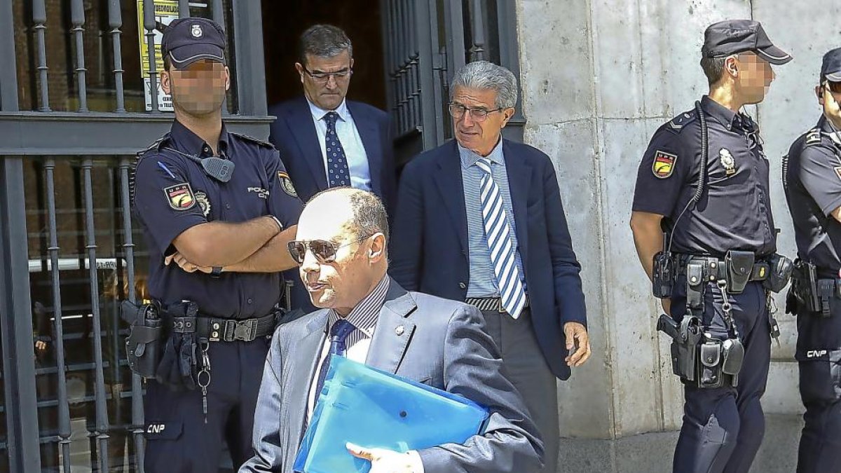 Alfredo Blanco y Manuel Sánchez abandonan la Audiencia Provincial.-J.M. LOSTAU