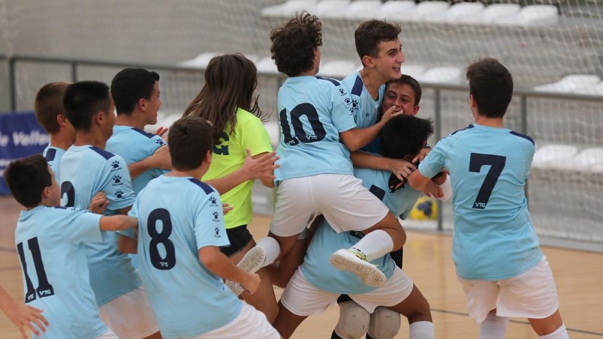 El equipo de Tierno Galván B cadete festeja su triunfo en los penaltis.-MONTSE ÁLVAREZ