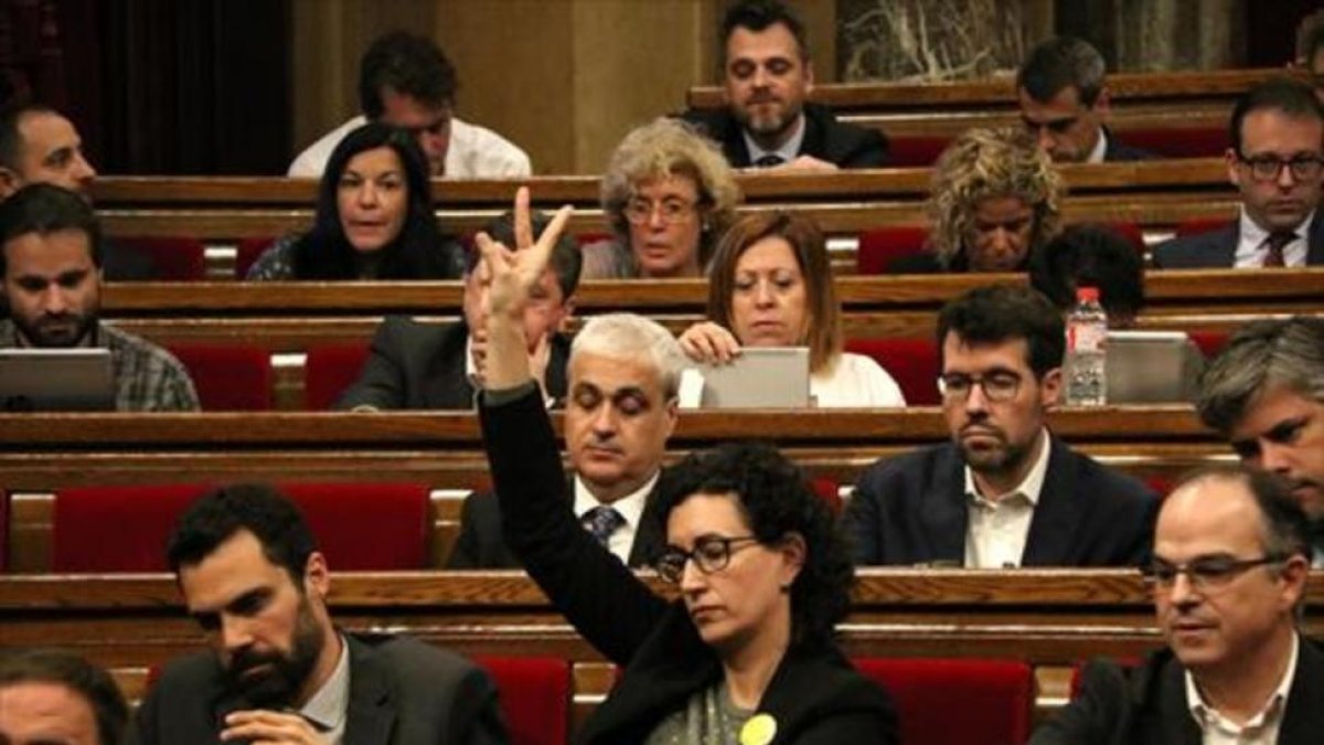 Marta Rovira, en un pleno del Parlament.-/ NÚRIA JULIÀ