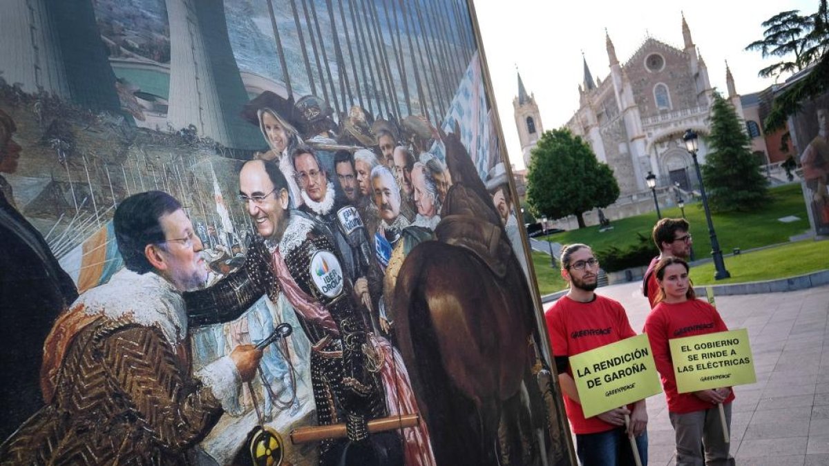 Escenifican en el Museo del Prado 'La rendición de Breda' en un cuadro rebautizado como 'La rendición de Garoña', con Rajoy postrado ante el presidente de Iberdrola, Juan Ignacio Galán-ICAL