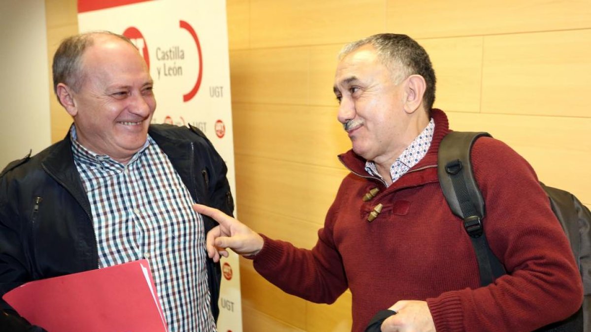 El secretario general de UGT, Pepe Álvarez (D), interviene en una asamblea de delegados y afiliados, junto al secretario autonómico del sindicato, Faustino Temprano (I)-ICAL