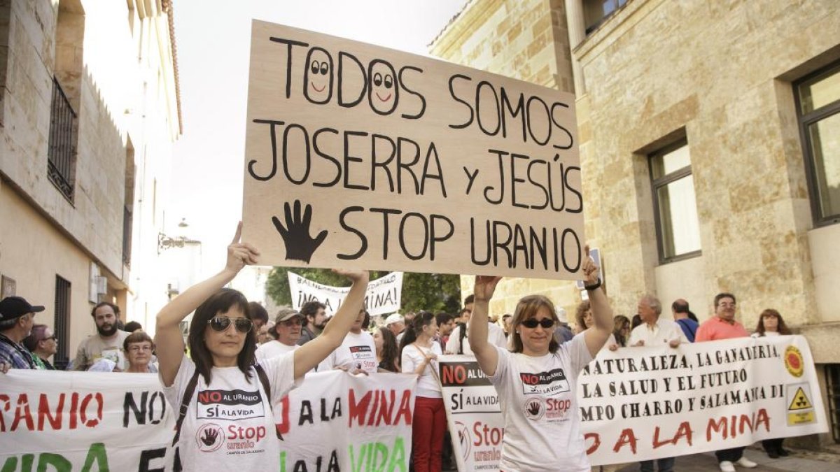 Miembros de la asociación 'Stop Uranio' y representantes de Equo y Podemos en Salamanca se concentran a la entrada del Juzgado de Instrucción de Ciudad Rodrigo como muestra de apoyo a dos de los miembros de 'Stop Uranio' en su acto de conciliación.-ICAL