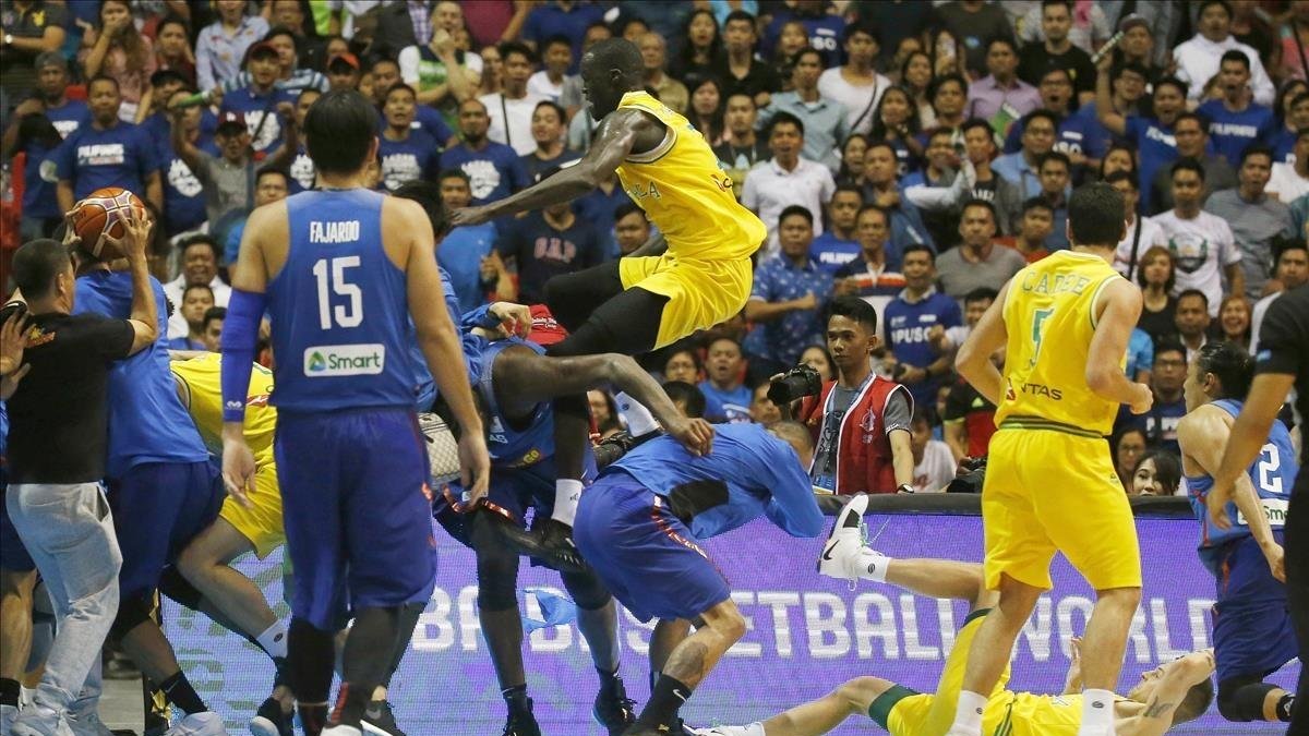Pelea en el Filipinas - Australia de clasificación para el Mundial 2019 de baloncesto /-BULLIT MARQUEZ