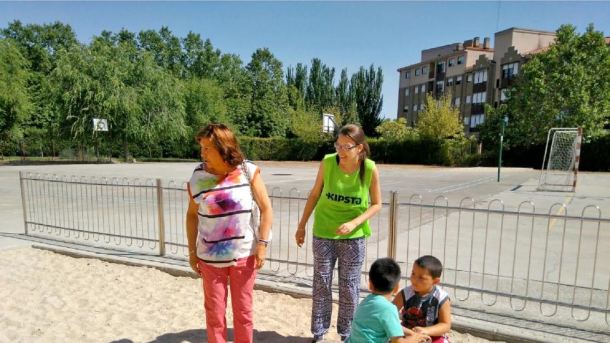 Victoria Soto, ayer, durante su visita a uno de los centros colaboradores con el programa ‘Compartiendo en Verano’.-E. M.