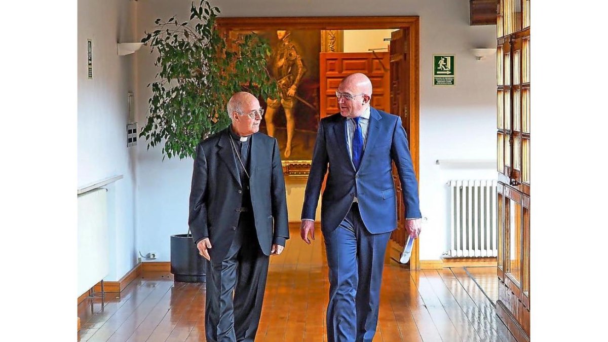 Ricardo Blázquez y Jesús Julio Carnero ayer, tras la firma del convenio.-EL MUNDO