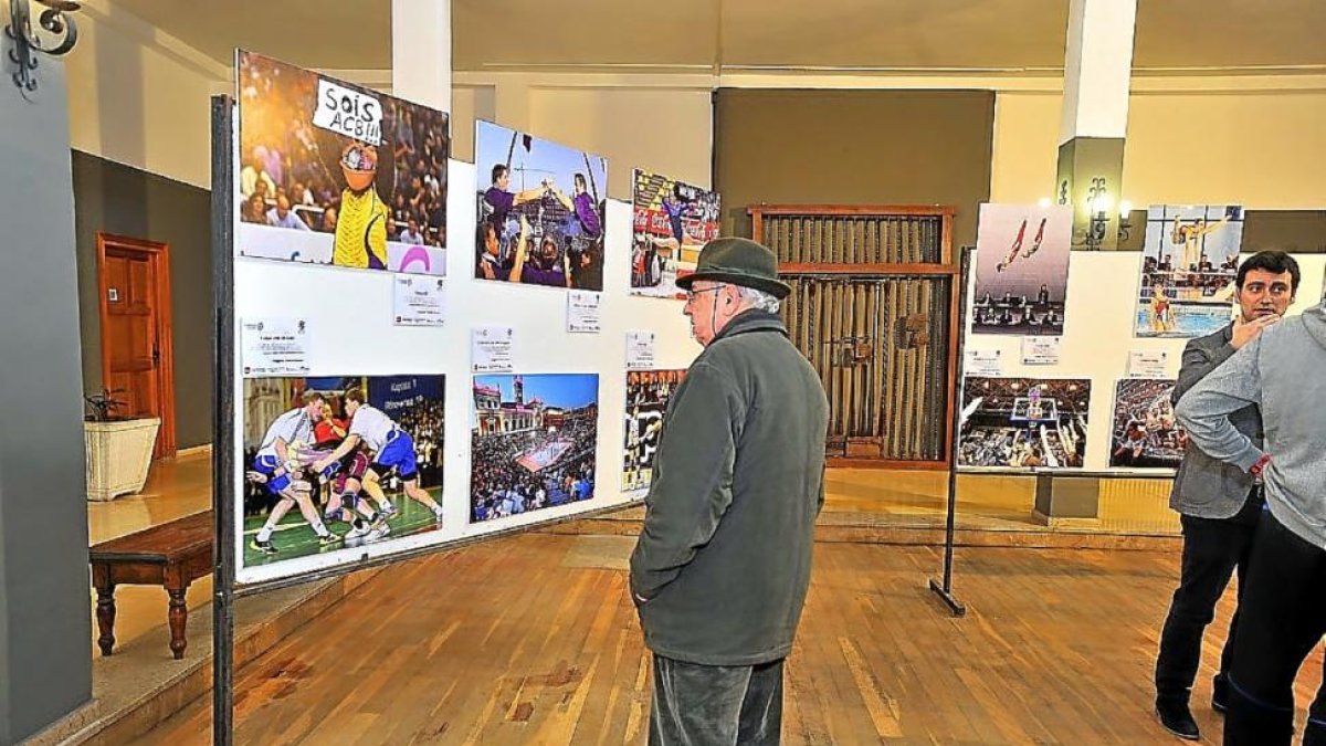 Un ciudadano visiona uno de los paneles de la exposición en Rioseco.-EM