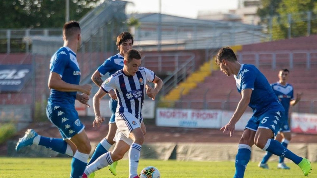 De Frutos inicia un ataque del Real Valladolid ante la presencia de tres jugadores del Brescia.-RVCF