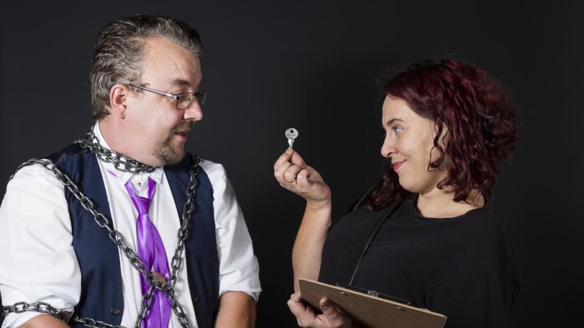 El ilusionista Óscar Escalante en uno de sus trucos de magia,-E.M.