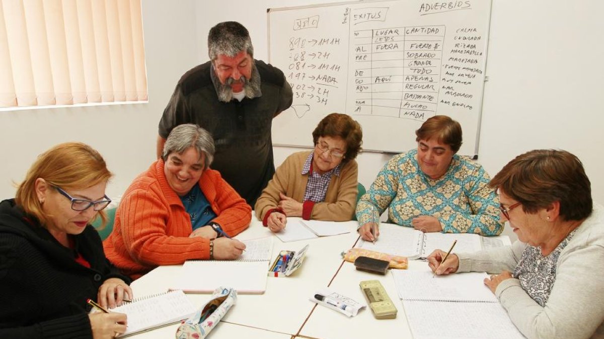 Carlos Díez, profesor del grupo de iniciación de La Zarza, en Valladolid, con sus alumnas Charo Lorenzo, Manoli Iglesias, Concepción Terán, Isabel Marcos y Petra García.-REPORTAJE GRÁFICO: J. M. LOSTAU
