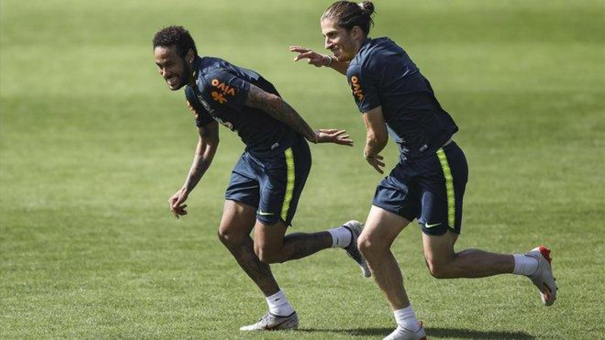 Neymar y Filipe Luis, en un entrenamiento de la selección.-GETTY / BUDA MENDES