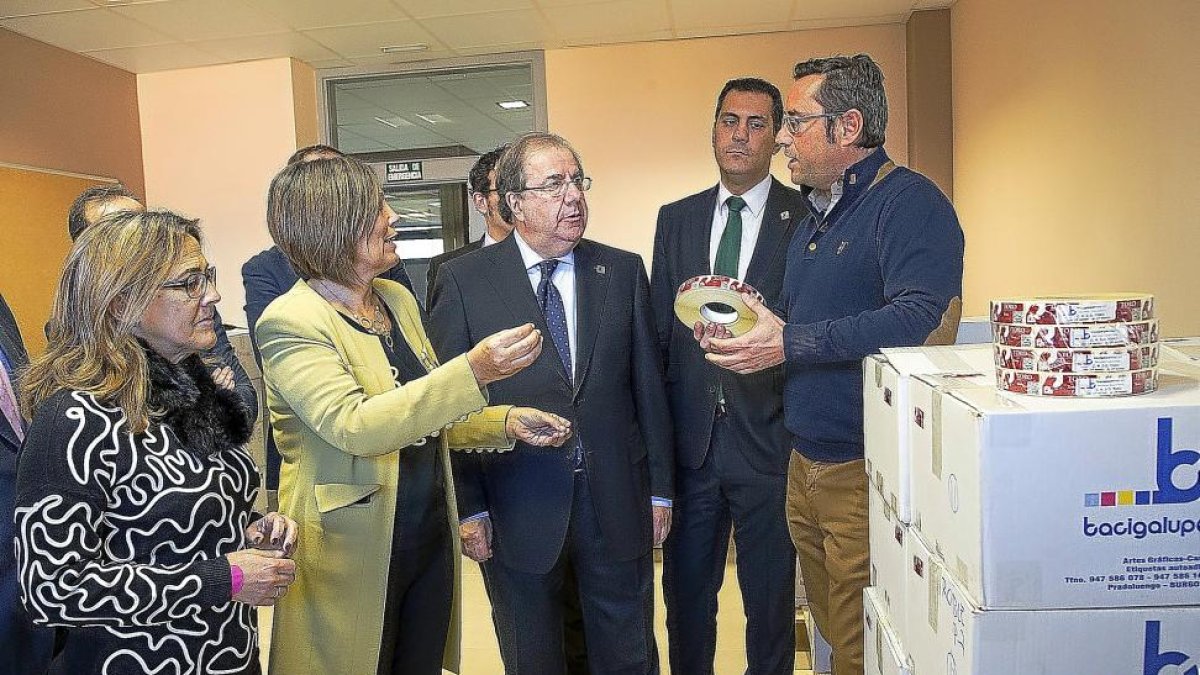 El presidente de la Junta, acompañado de la consejera de Agricultura y de la presidenta de la Diputación, en la nueva sede de la DO Toro.-ICAL