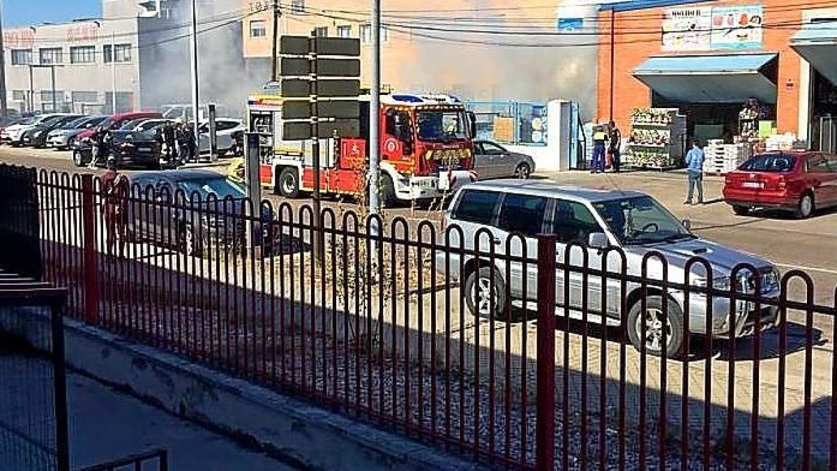 Incendio declarado a mediodía en la calle Plata.-J. MARIGÓMEZ